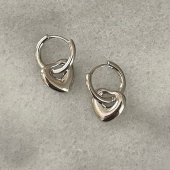 COPY - Sterling Silver Bubble Heart Charm Dangle Huggie Hoop Earrings

Brand New - Picture 1 of 5